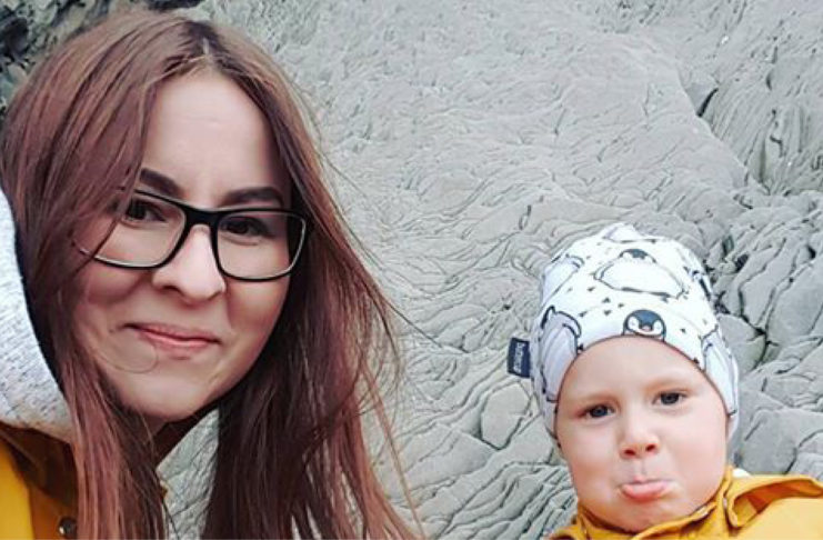 Hannar og handsaumar barnaföt úr sérprentuðu efni