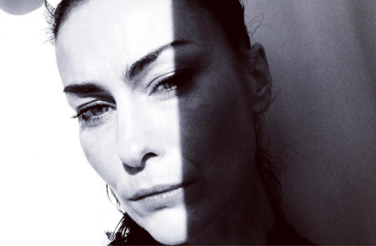 Listamaðurinn Harpa Einarsdóttir undirbýr myndlistasýningu